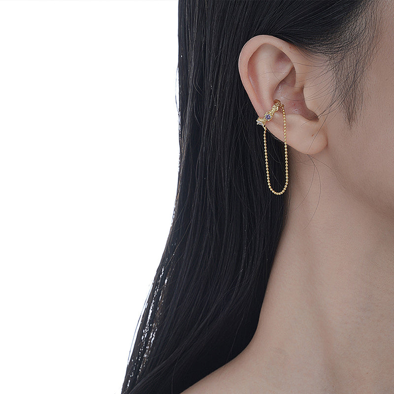 chic ear-cuff with small chain